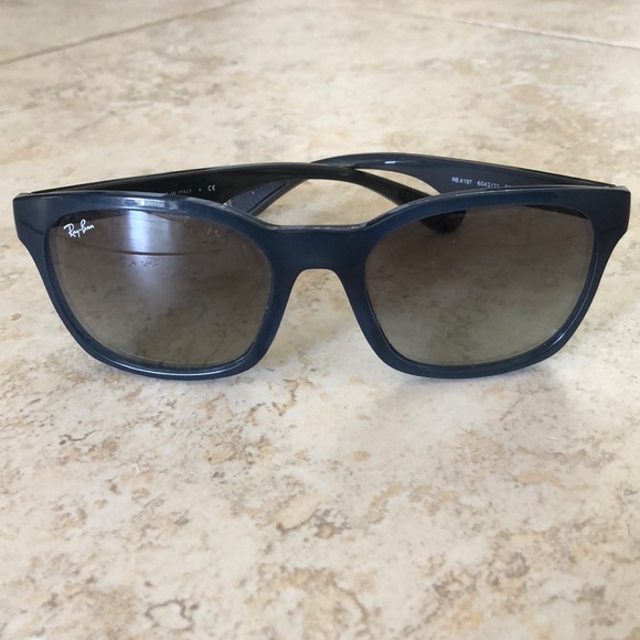 Blue Ray Ban Sunglasses 😎 (unisex) - Picture 4 of 8